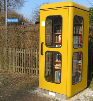 Ein Bild, das drau�en, Telefonzelle, Gel�nde, Telefon enth�lt.

KI-generierte Inhalte k�nnen fehlerhaft sein.